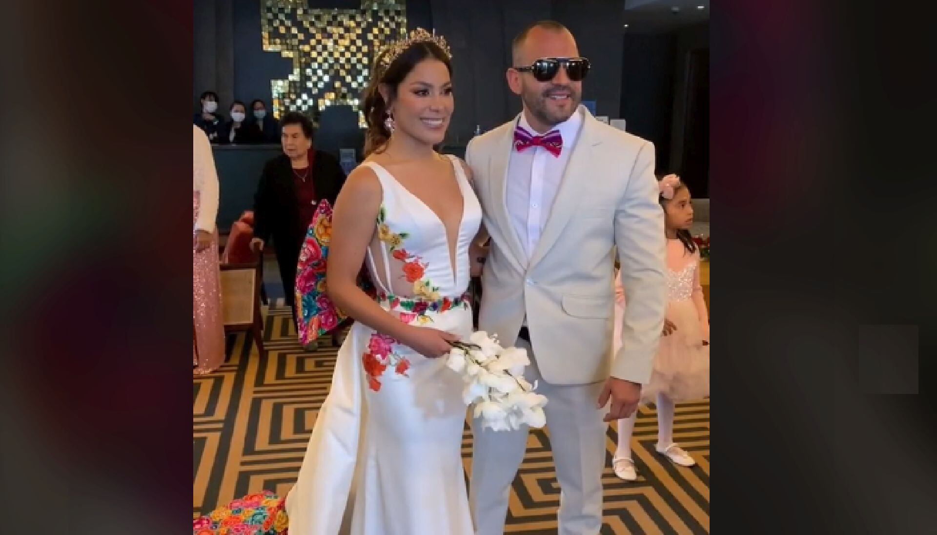 Pareja Celebra Su Boda En Las Calles Del Cusco Y La Novia Se Luce Con Hermoso Vestido Con 8965