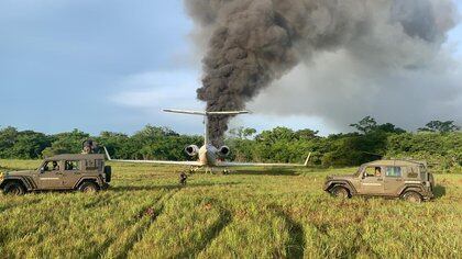 Un jet de negocios Gulfstream III arde después de que fue detenido por el Ejército de Guatemala y se encontró que transportaba cocaína en Petén, Guatemala, el 26 de julio de 2020 en esta imagen obtenida de las redes sociales.  Héctor Cuz / Ejercito de Guatemala via REUTERS ESTA IMAGEN HA SIDO SUMINISTRADA POR UN TERCERO.  CRÉDITO OBLIGATORIO.  NO HAY REVENTAS.  SIN ARCHIVOS