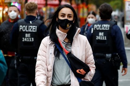 Agentes de policía controlan el uso de barbillas en una calle comercial de Berlín (REUTERS / Fabrizio Bensch)