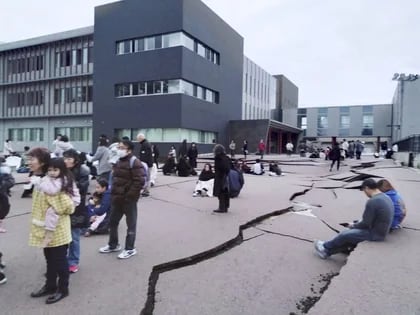 Grietas en la carretera causadas por un terremoto en Wajima (Kyodo via REUTERS)