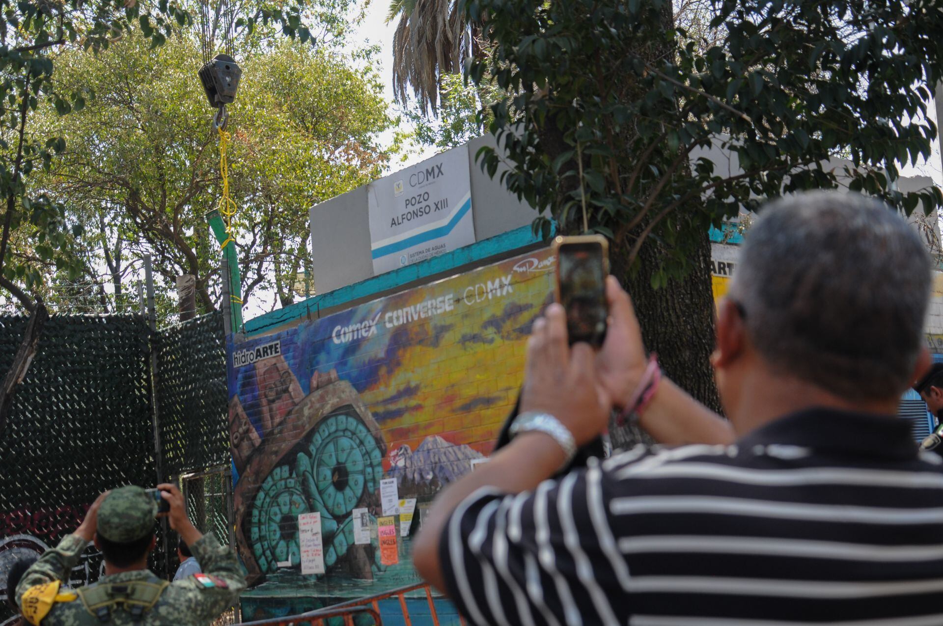 CIUDAD DE MÉXICO, 10ABRIL2024.- Vecinos de la zona observan como el pozo Alfonso XIII es desasolvado en busca del origen del olor a gasolina, donde se investigan a dos industrias cercas del lugar como posibles responsables. FOTO: DANIEL AUGUSTO /CUARTOSCURO.COM