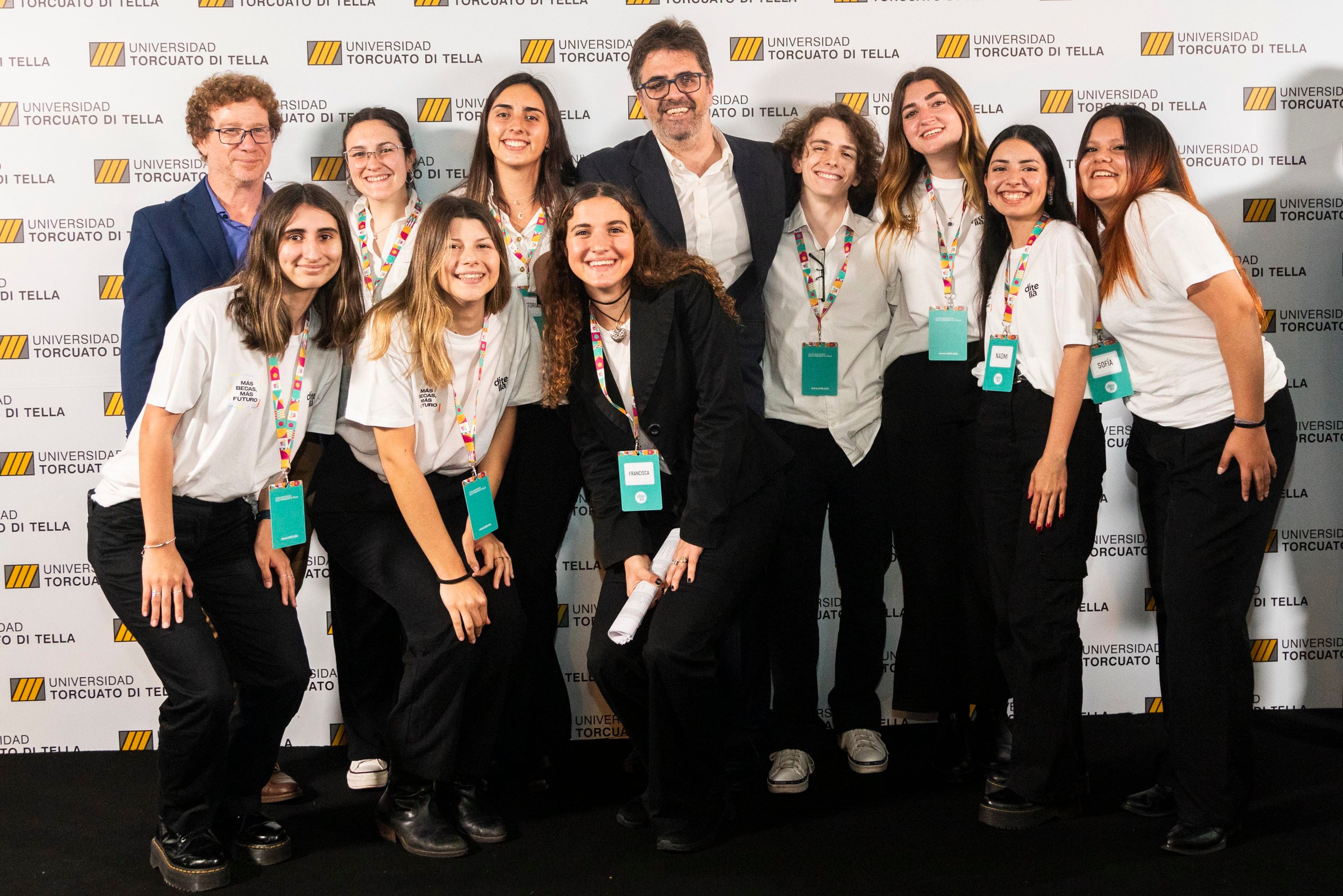 Javier Zelaznik y Juan Negri junto a voluntarios de la Cena