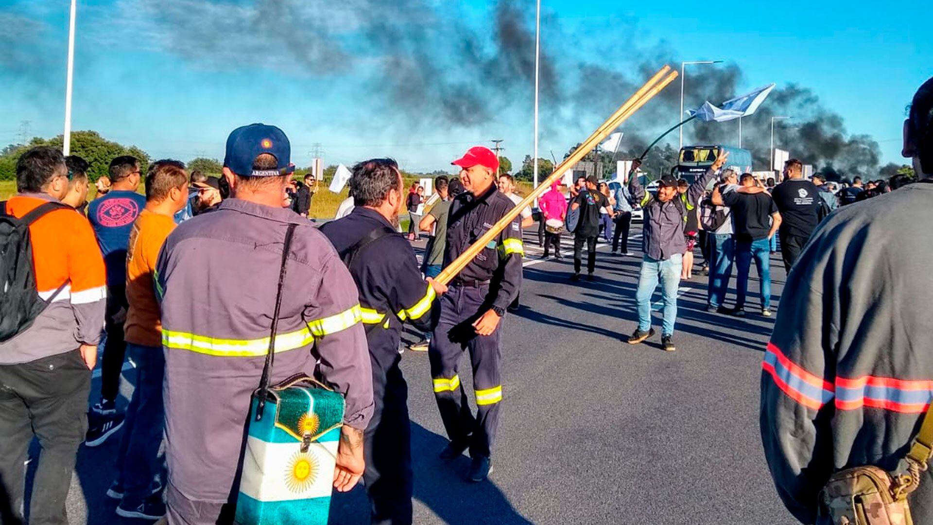 Cortan-la-Autopista-a-Rosario-por-la-parálisis-en-Acindar portada