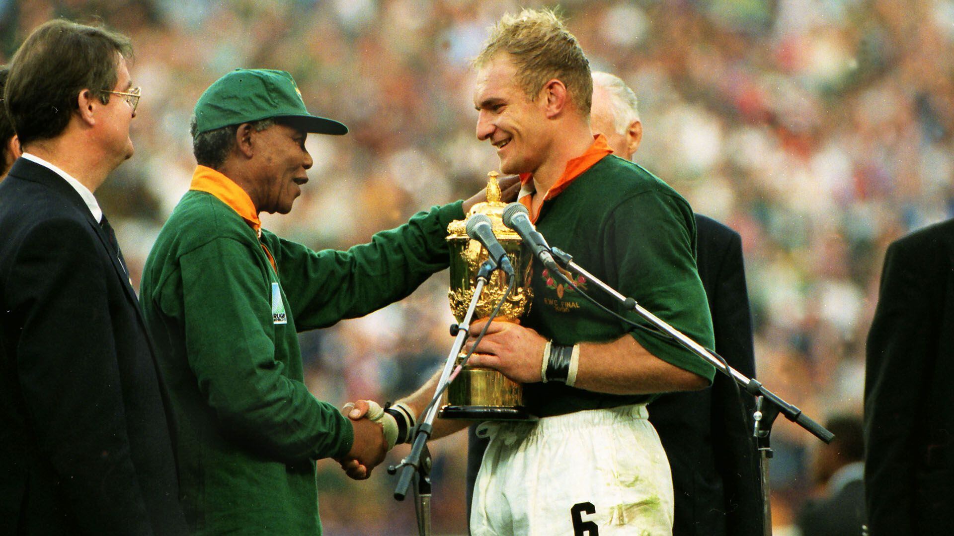 El capitán Francois Pienaar recibe la copa de manos del presidente Nelson Mandela en el Ellis Park (Shutterstock)