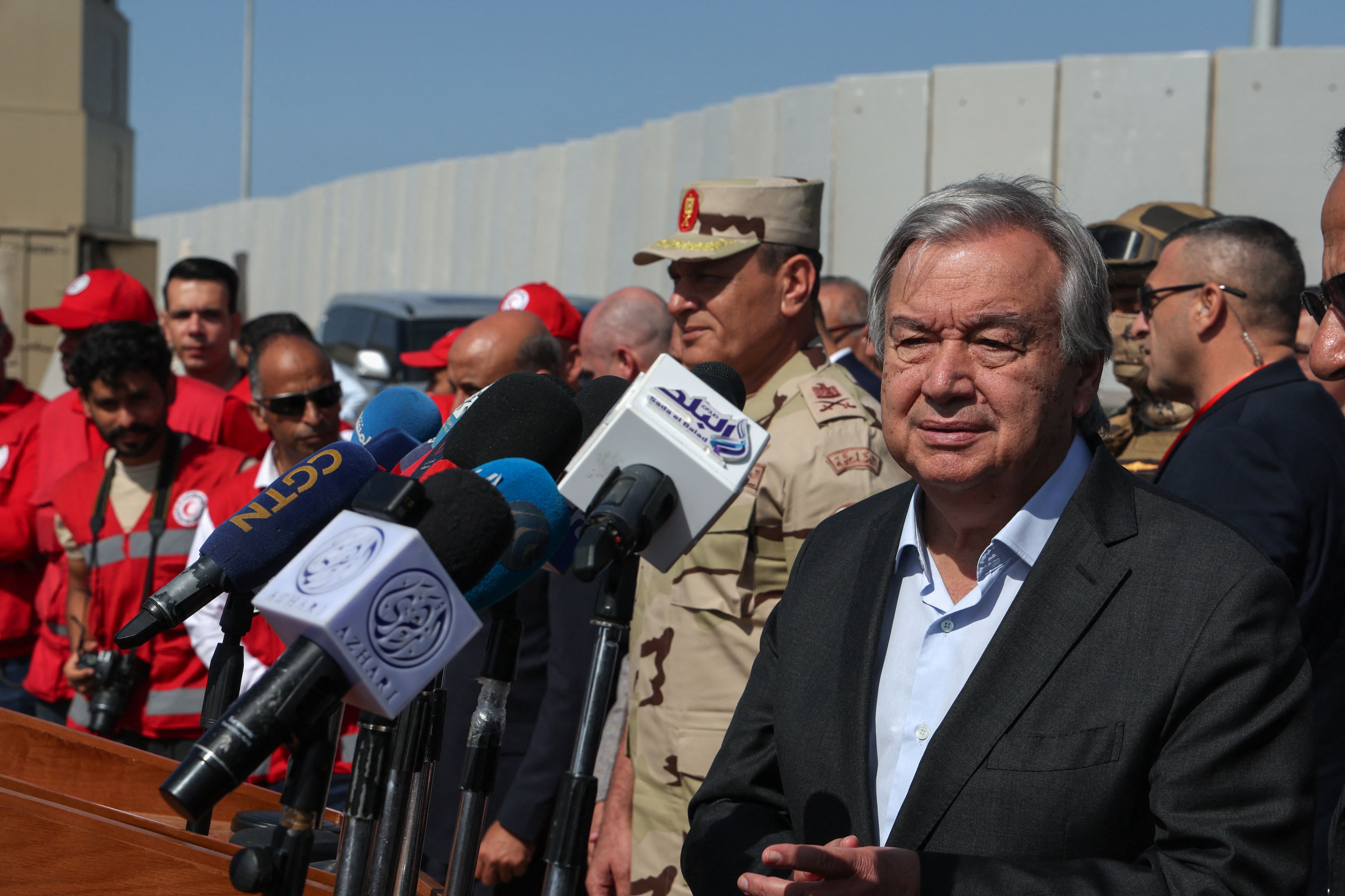 El secretario general de las Naciones Unidas, Antonio Guterres, visita el paso fronterizo de Rafah, entre Egipto y la Franja de Gaza, en medio del actual conflicto entre Israel y el grupo islamista palestino Hamás, en Rafah, Egipto, 20 de octubre de 2023. REUTERS/Amr Abdallah Dalsh