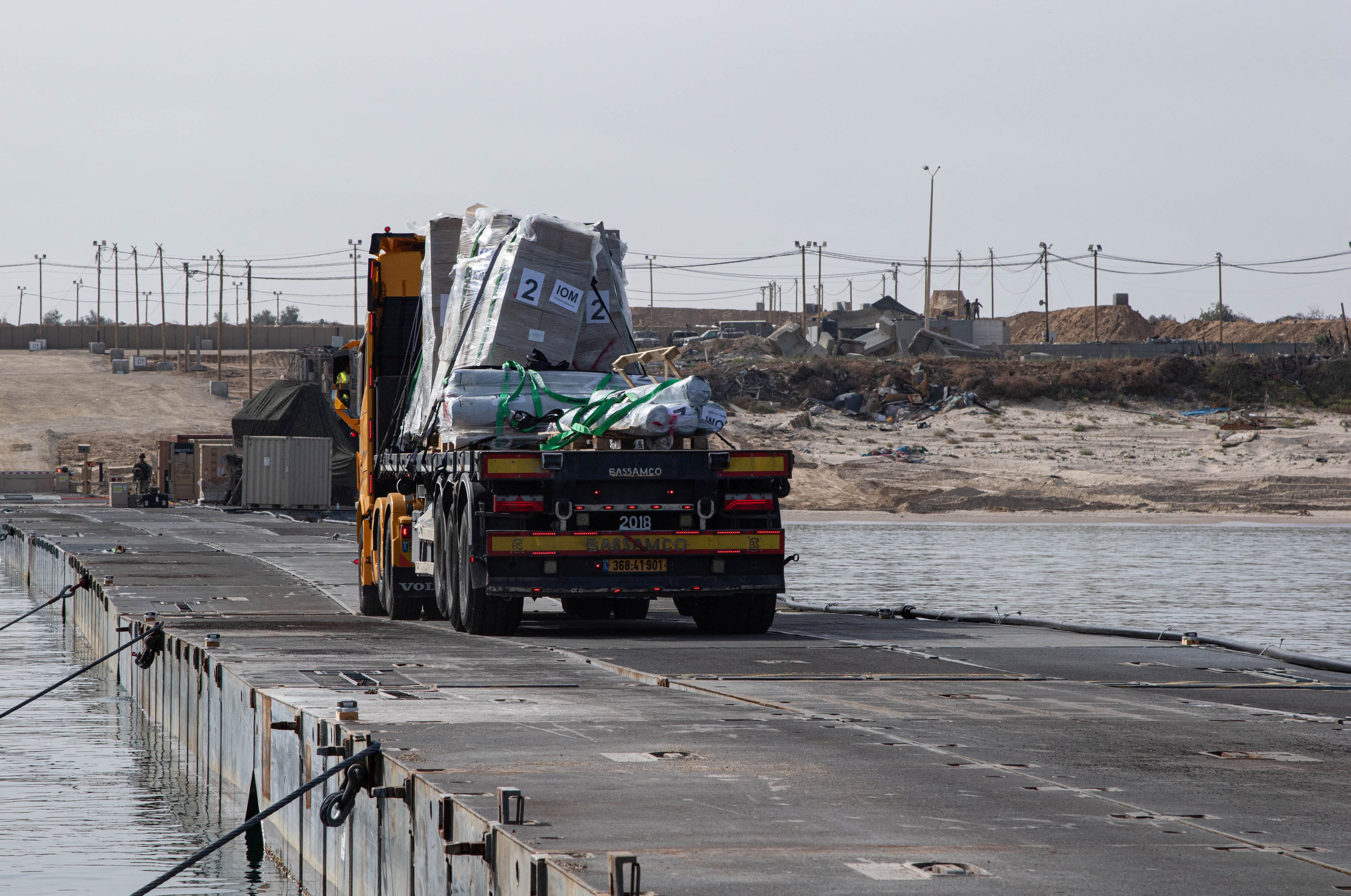 Un camión transporta ayuda humanitaria a través de Trident Pier en medio del actual conflicto entre Israel y Hamas el 19 de mayo de 2024 (REUTERS)