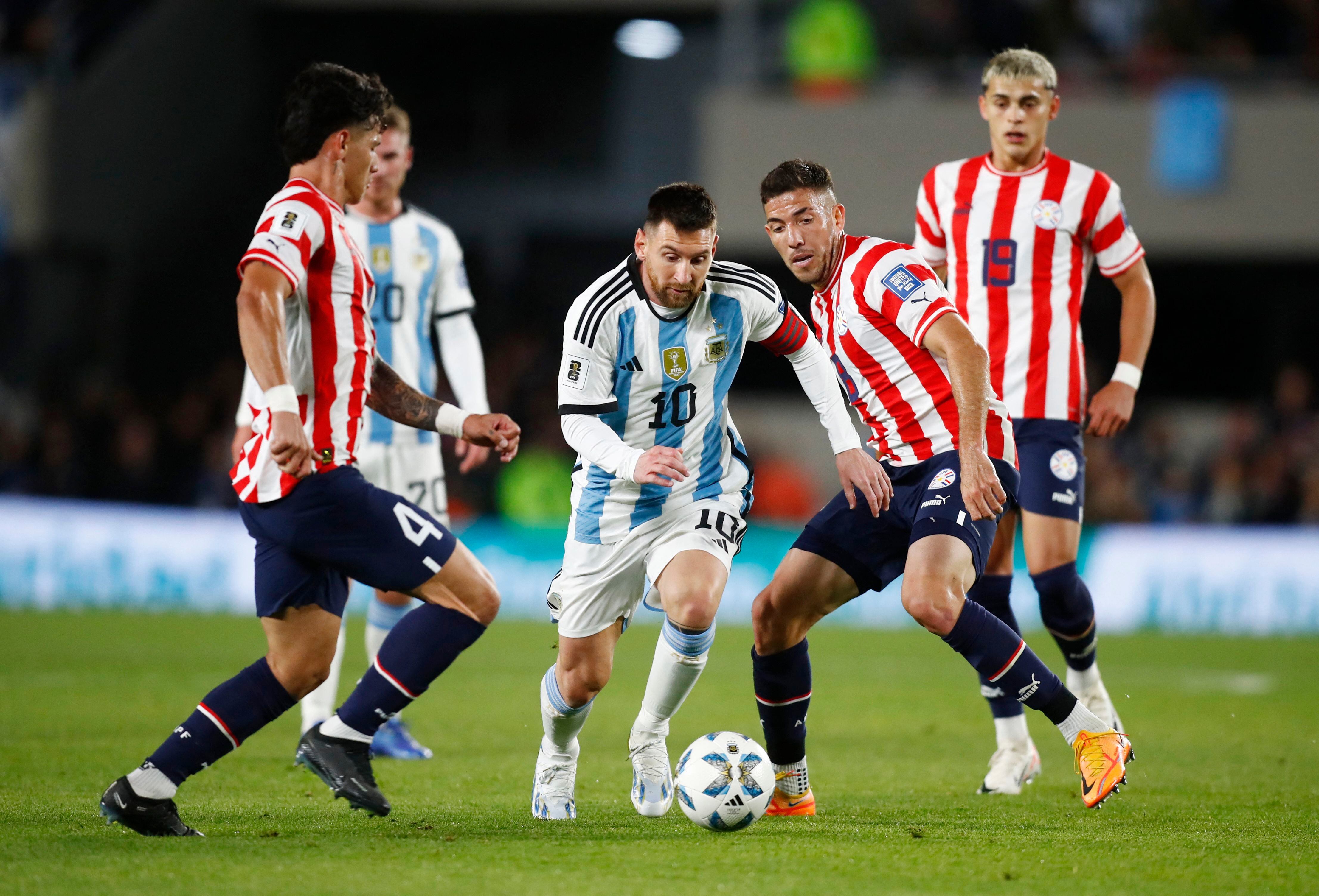 Lionel Messi, capitán de Argentina, tuvo minutos ante Paraguay y podría ser titular ante Perú. - créditos: REUTERS/Agustin Marcarian