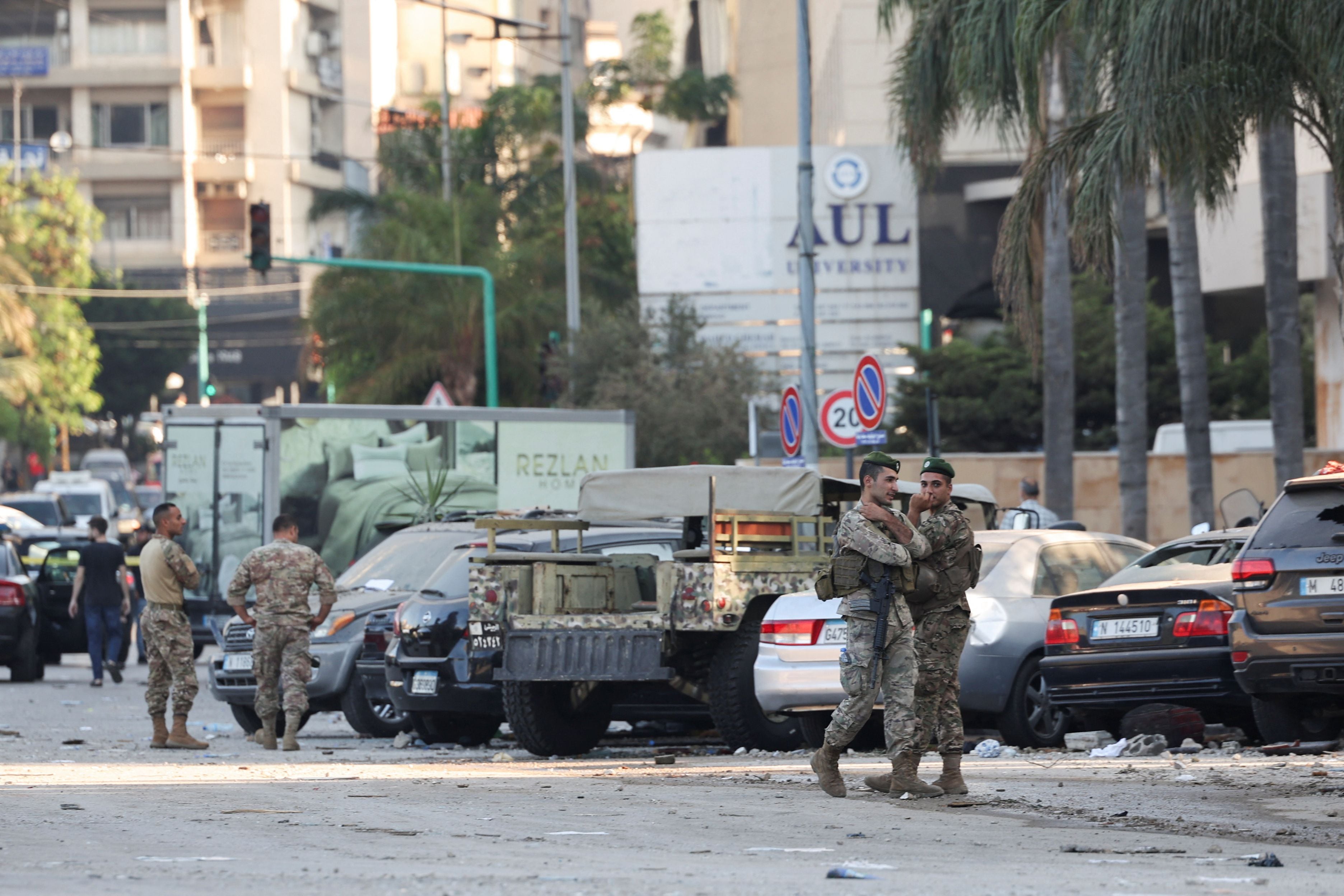 Personal de seguridad trabaja en el lugar de un ataque israelí, en medio de las hostilidades transfronterizas en curso entre el grupo terrorista Hezbollah y las fuerzas israelíes, en Kola, centro de Beirut, Líbano 30 de septiembre 2024 (Reuters)