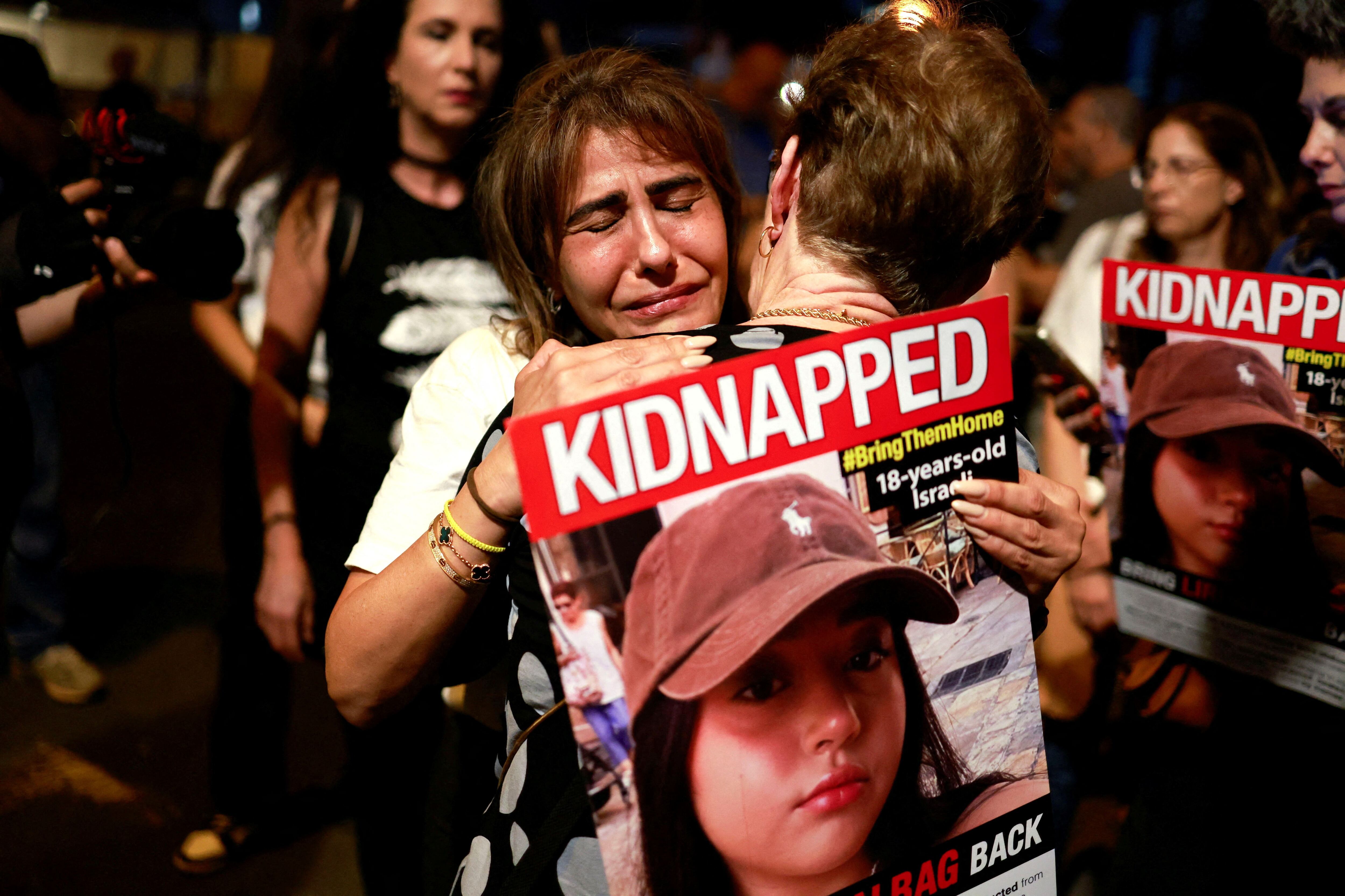 Mujeres se abrazan en una manifestación en Tel Aviv en apoyo y solidaridad con las familias de los rehenes retenidos en Gaza este 21 de octubre de 2023 (REUTERS/Ammar Awad)