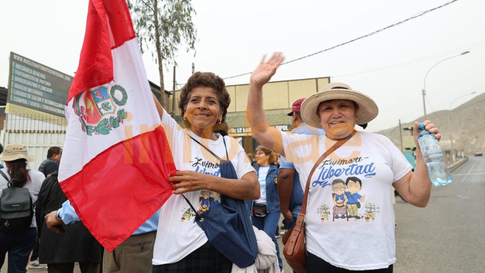 Mujeres a la espera de la liberación del exmandatario.