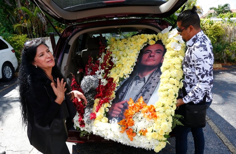 Angela Paise y Luis Brito, dos admiradores del cantante que llegaron al funeral con un arreglo de flores hecho por ellos mismos (Foto: Wilfredo Lee/ AP)