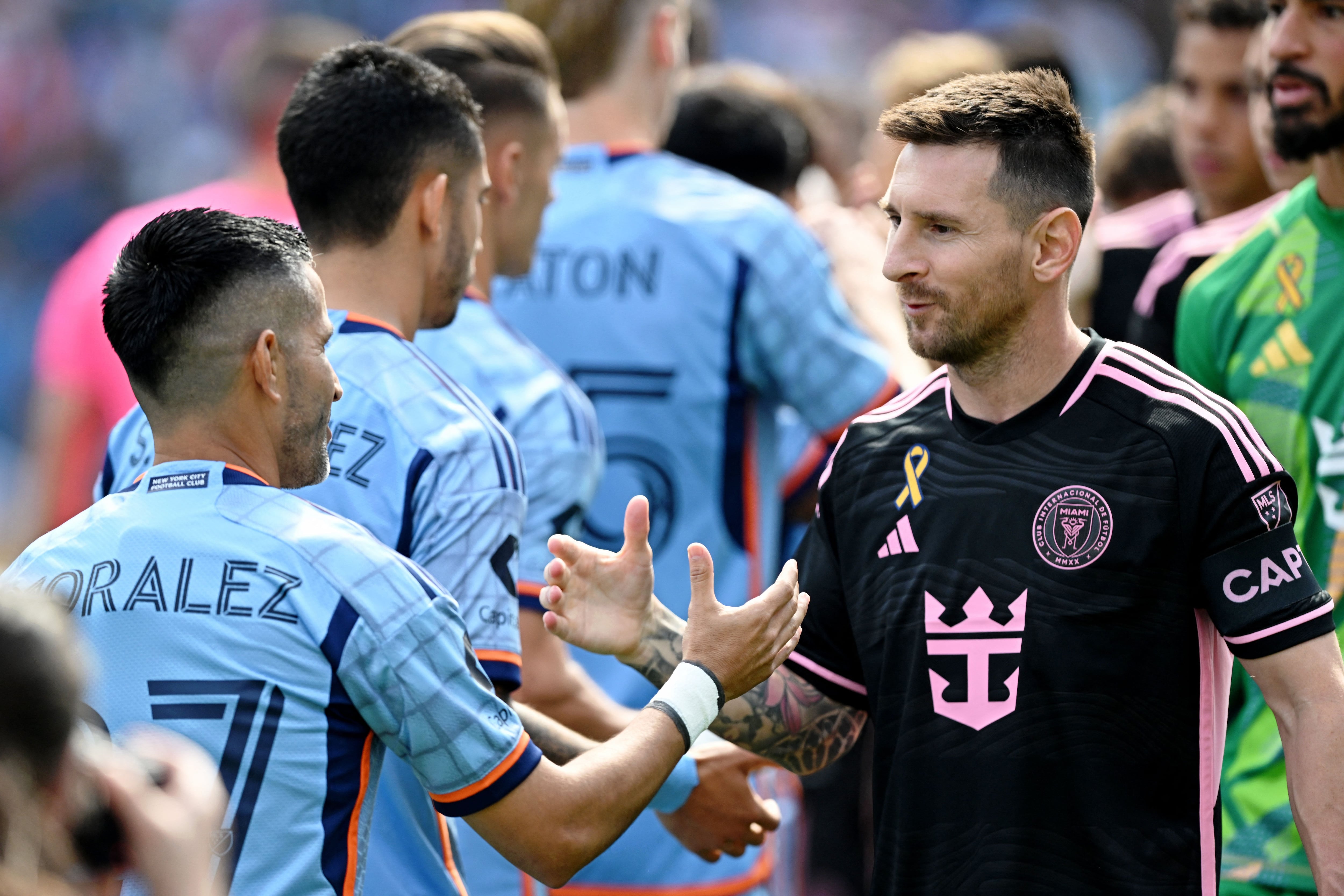 Lionel Messi se saluda con Maxi Moralez antes del partido (Mark Smith-Imagn Images)