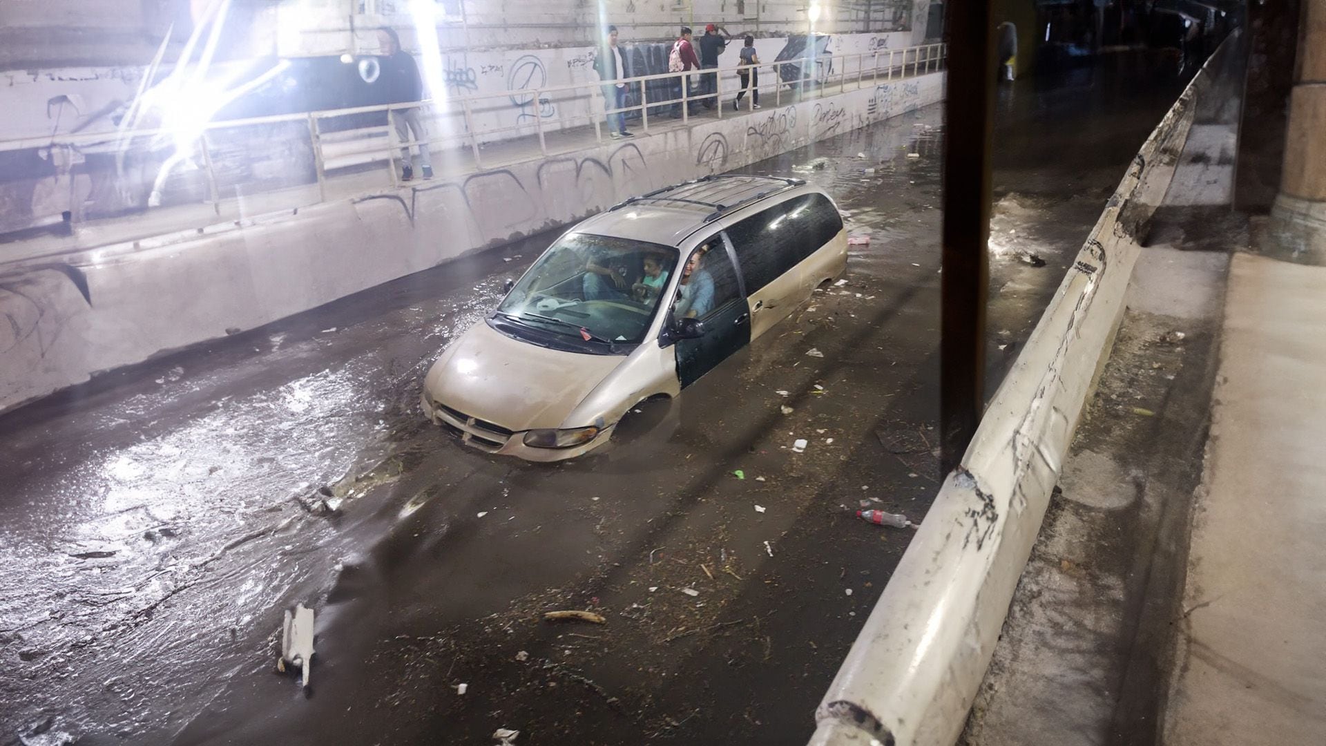 Se desborda canal en Ecatepec; fuertes lluvias arrastran camioneta con familia a bordo | VIDEO