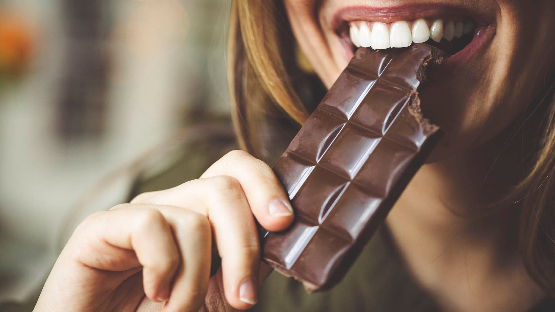 Expertos de Harvard recomiendan ingerir cerca de seis gramos diarios de chocolate, preferentemente amargo (Getty)