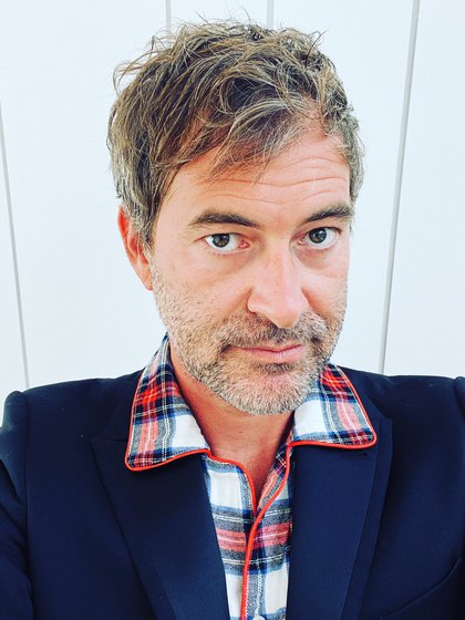 Mark Duplass lució en la alfombra roja un traje ya repetido, y sorprendió al decir que su camisa era de Target de la edición de Navidad 