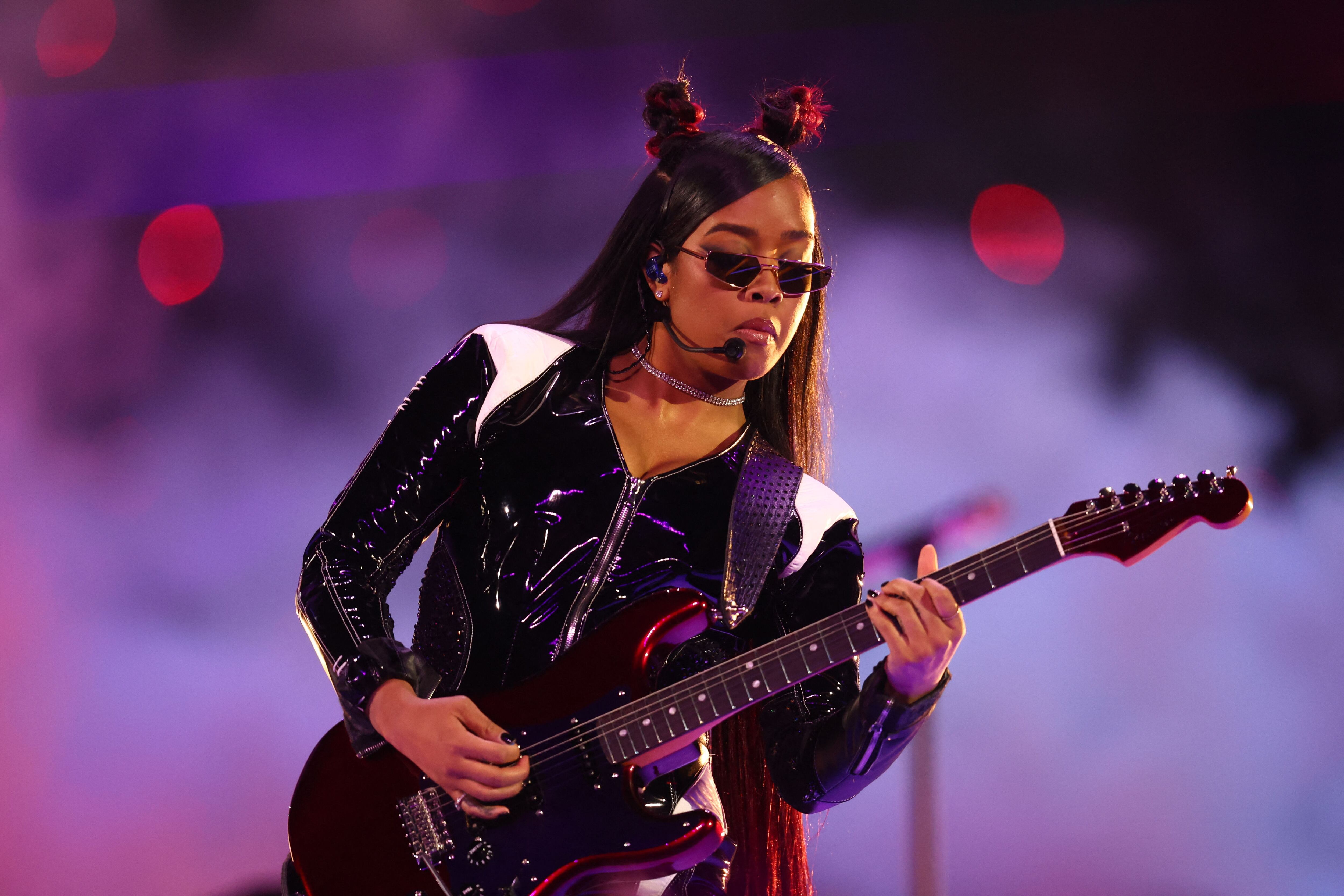 H.E.R. también se subió al escenario junto a Usher en el Super Bowl LVIII entre los Kansas City Chiefs y los San Francisco 49ers  (Mark J. Rebilas-USA TODAY Sports)