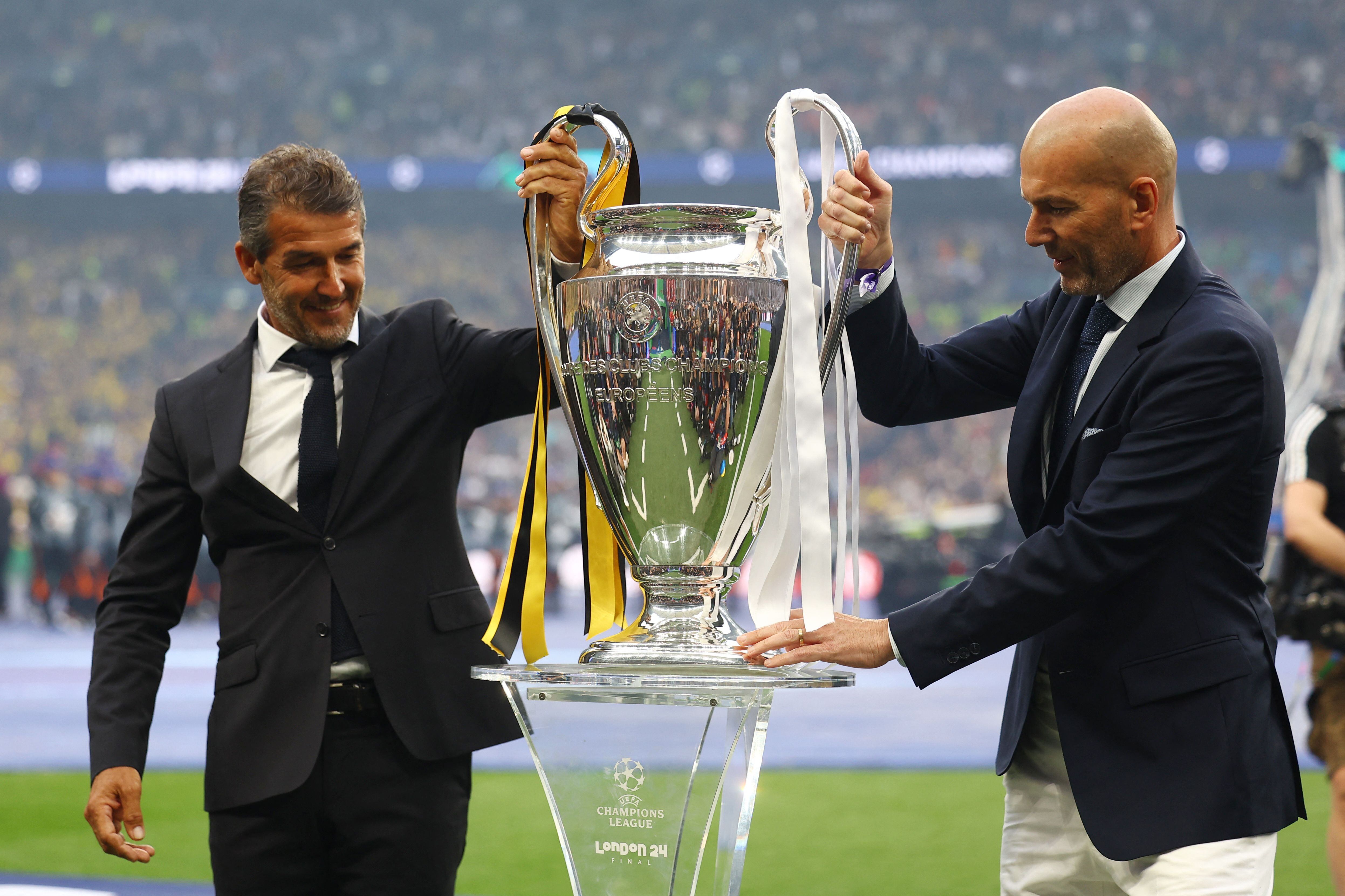 Karl Heinz Riedle y Zinedine Zidane trasladan la Champions antes de la final (REUTERS/Hannah Mckay)