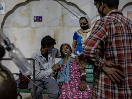 Seorang wanita dengan kesulitan bernapas menerima oksigen di kuil Gurudwara (Sikh) di tengah wabah virus korona, Ghaziabad, India, 24 April 2021. Reuters / Dansh Siddiqui