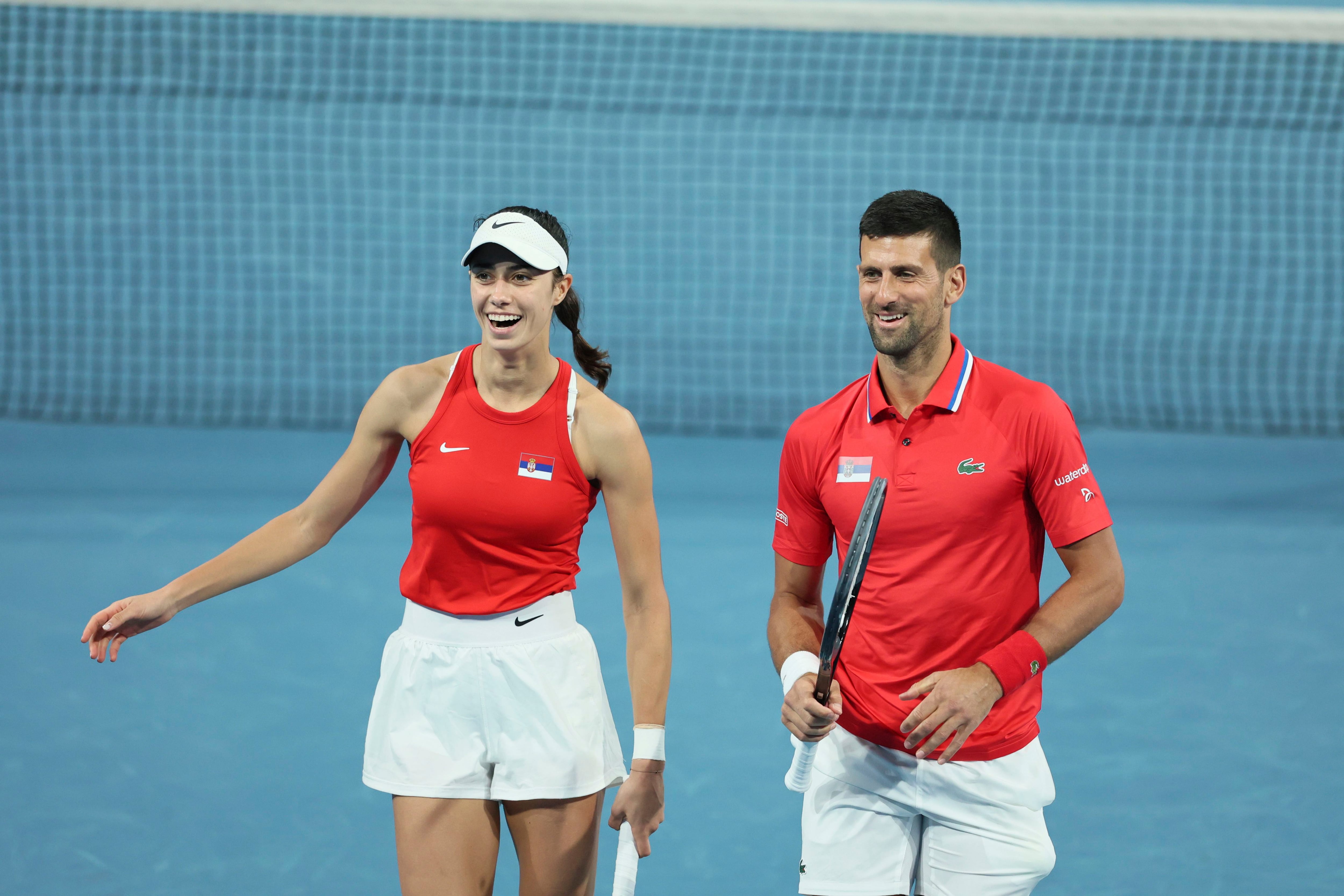 Novak Djokovic y Olga Danilovic de Serbia se ríen durante su duelo de dobles mixtos ante Qinwen Zheng y Zhizhen Zhang de China en el United Cup en Perth, Australia el domingo 31 de diciembre del 2023. (AP Foto/Trevor Collens)