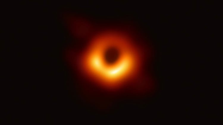 Primera imagen muestra un anillo brillante formado cuando la luz se dobla en la gravedad intensa alrededor de un agujero negro que es 6.500 millones de veces más masivo que el Sol
