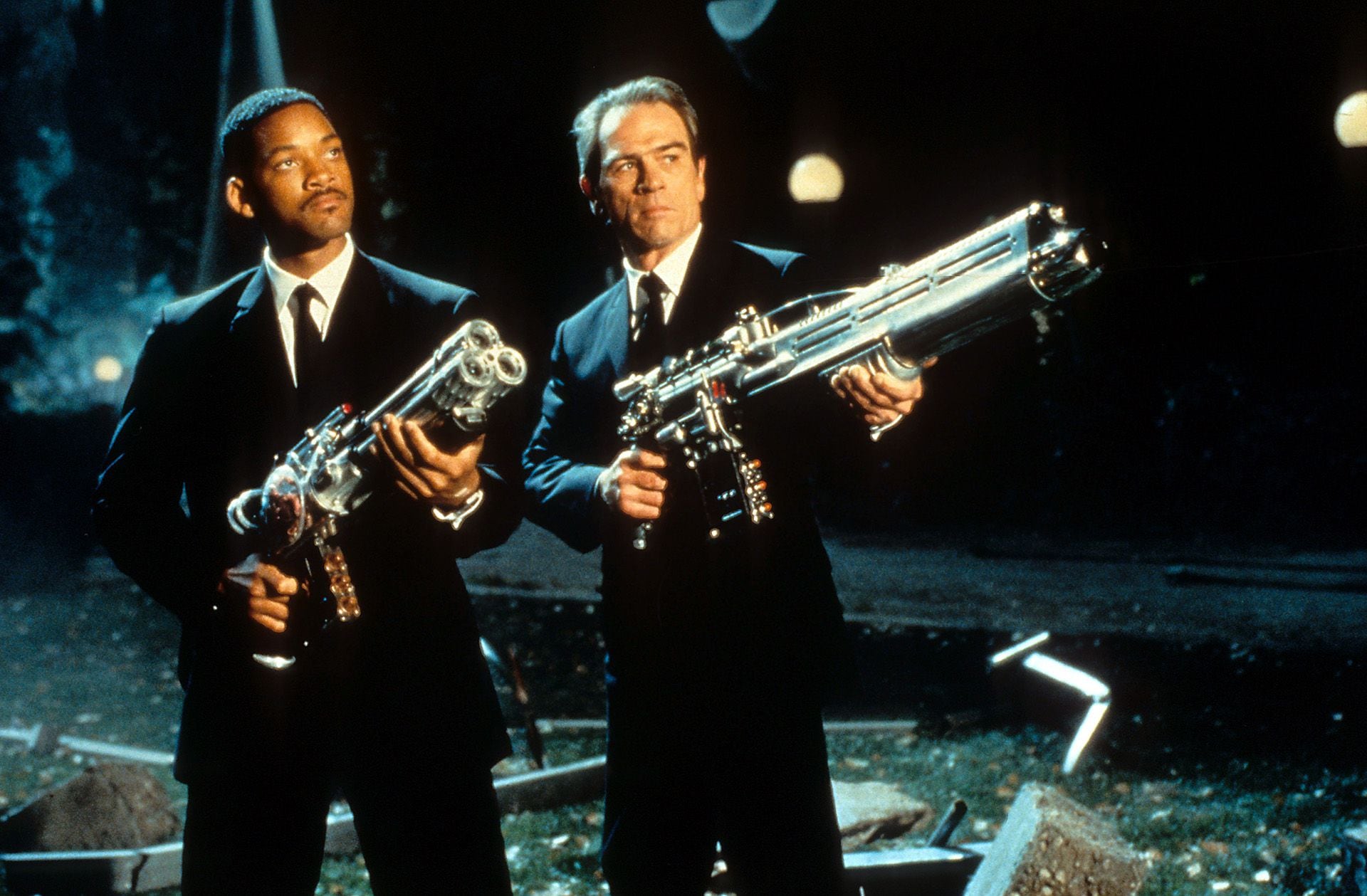 Junto a Will Smith en una escena de Hombres de Negro, de 1997 (Photo by Columbia Pictures/Getty Images)