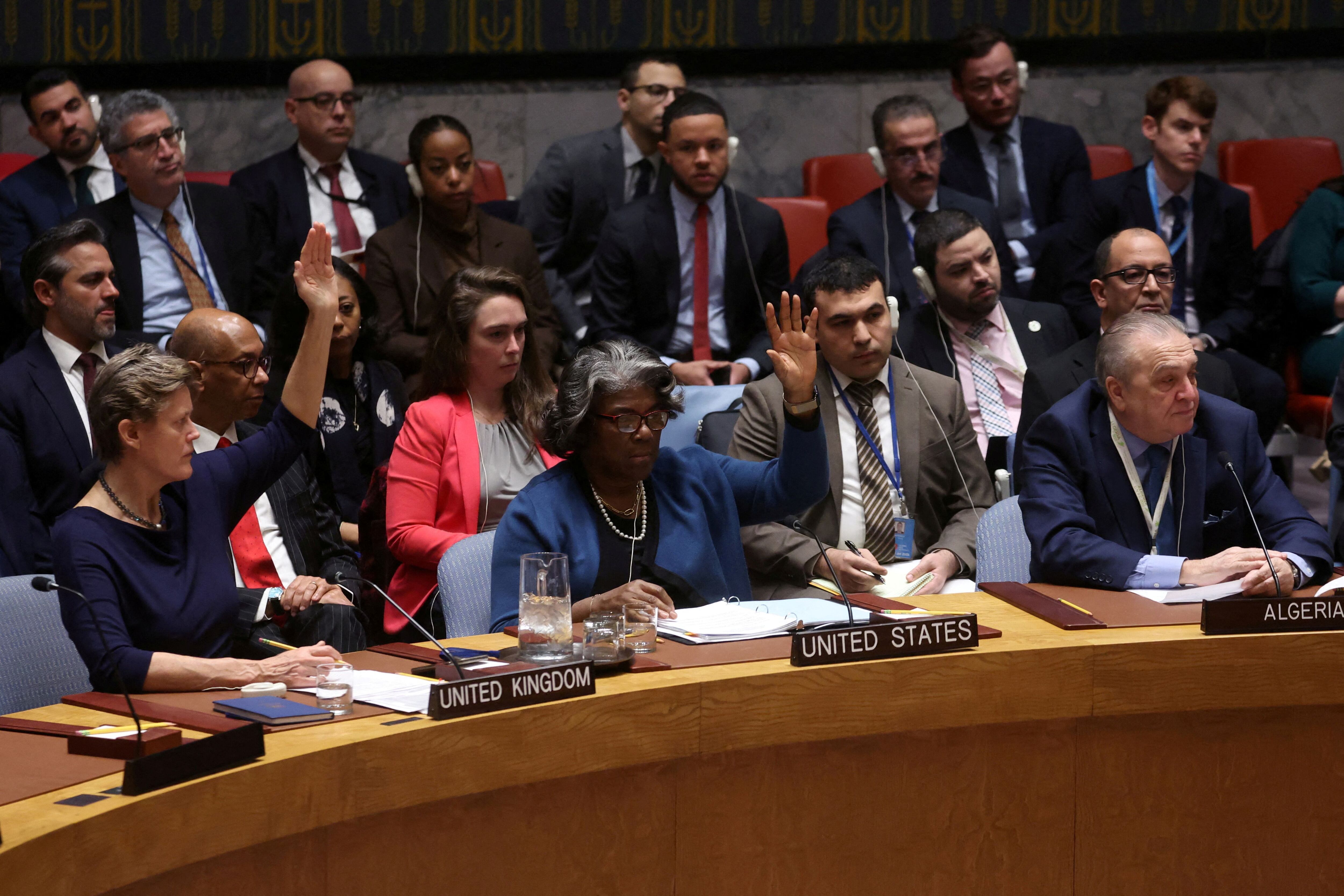 La embajadora británica ante las Naciones Unidas, Barbara Woodward, y la embajadora estadounidense ante la ONU, Linda Thomas-Greenfield, votan a favor de una resolución patrocinada por Estados Unidos que pide un alto el fuego durante el conflicto entre Israel y el grupo terrorista palestino Hamas, durante una reunión del Consejo de Seguridad de la ONU en la sede de la ONU en Nueva York, Estados Unidos, 22 de marzo de 2024. REUTERS/Mike Segar