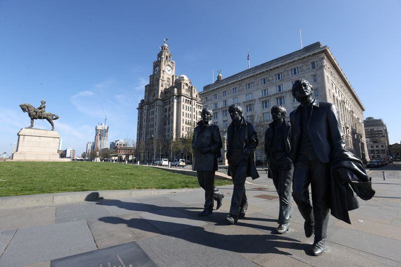 Una estatua de los Beatles en Albert Dock, Liverpool, Reino Unido, 14 de abril 2020. REUTERS/Carl Recine/Archivo