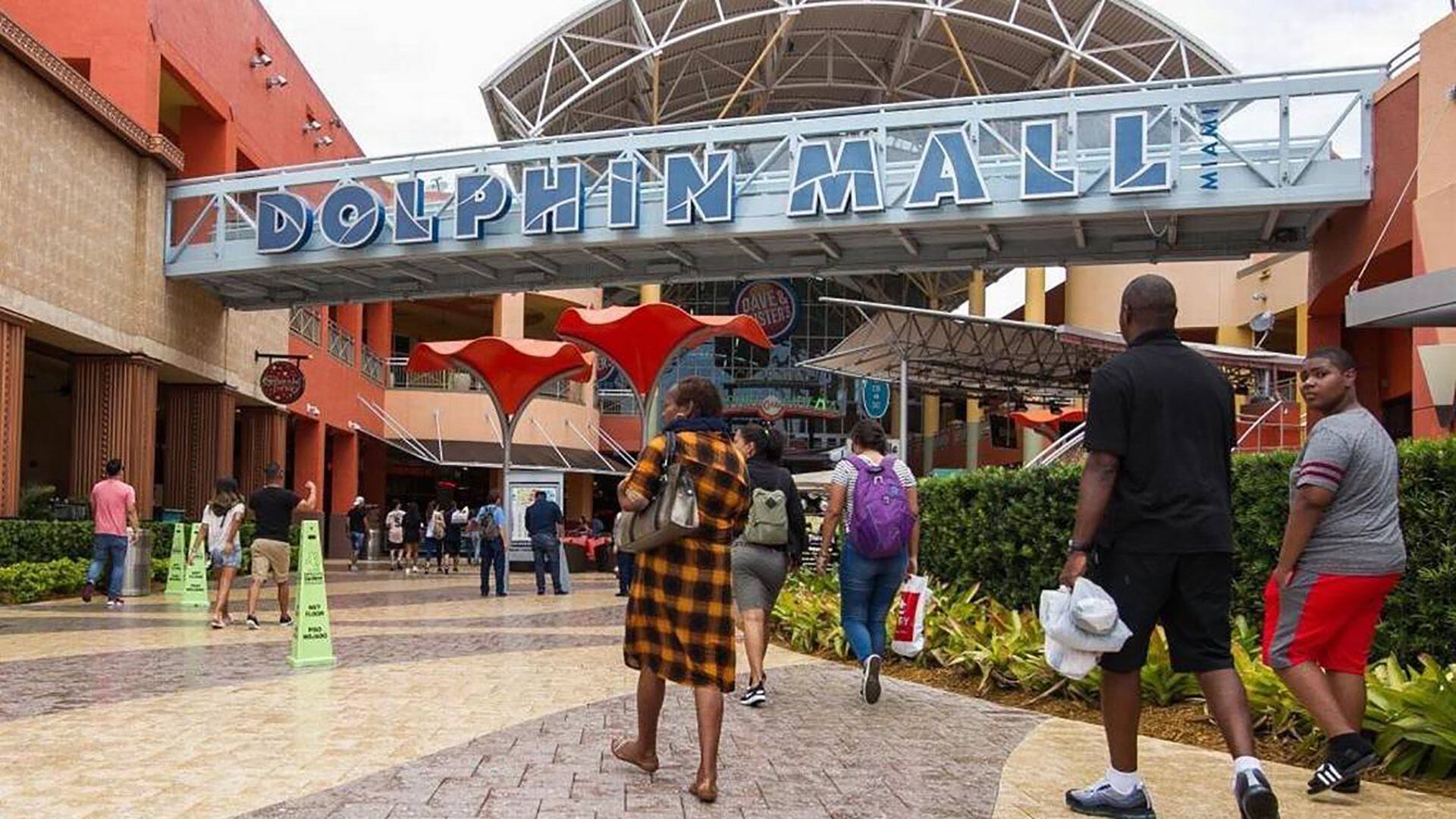 Dolphin Mall, el punto de encuentro para amantes de la moda y el entretenimiento en Miami, cuenta con una amplia selección de tiendas y actividades para todos los gustos. (Dolphin Mall)