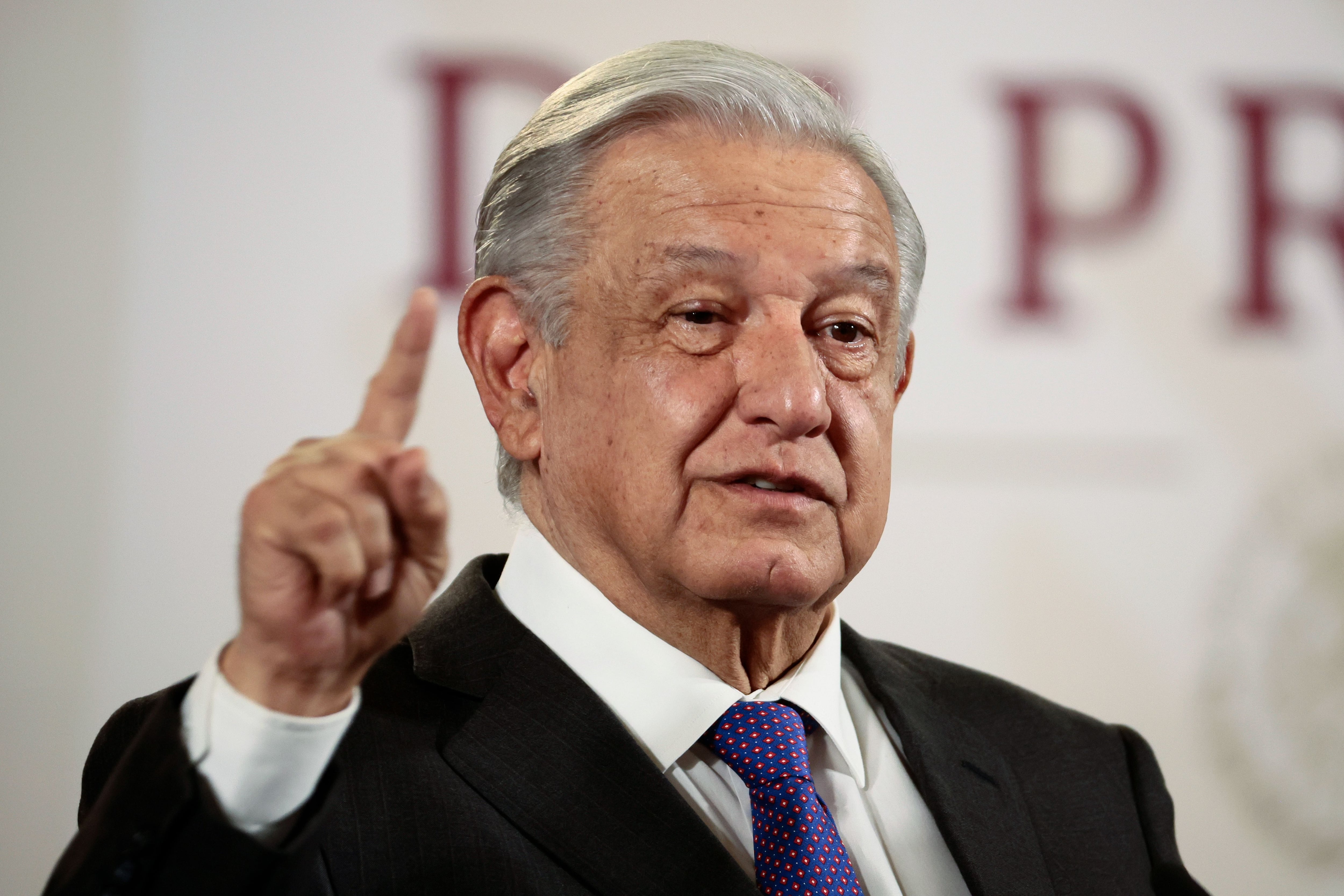 El presidente de México, Andrés Manuel López Obrador, retrasó reformas sobre la reducción de la jornada laboral y doble aguinaldo (Foto:  EFE/ José Méndez) 