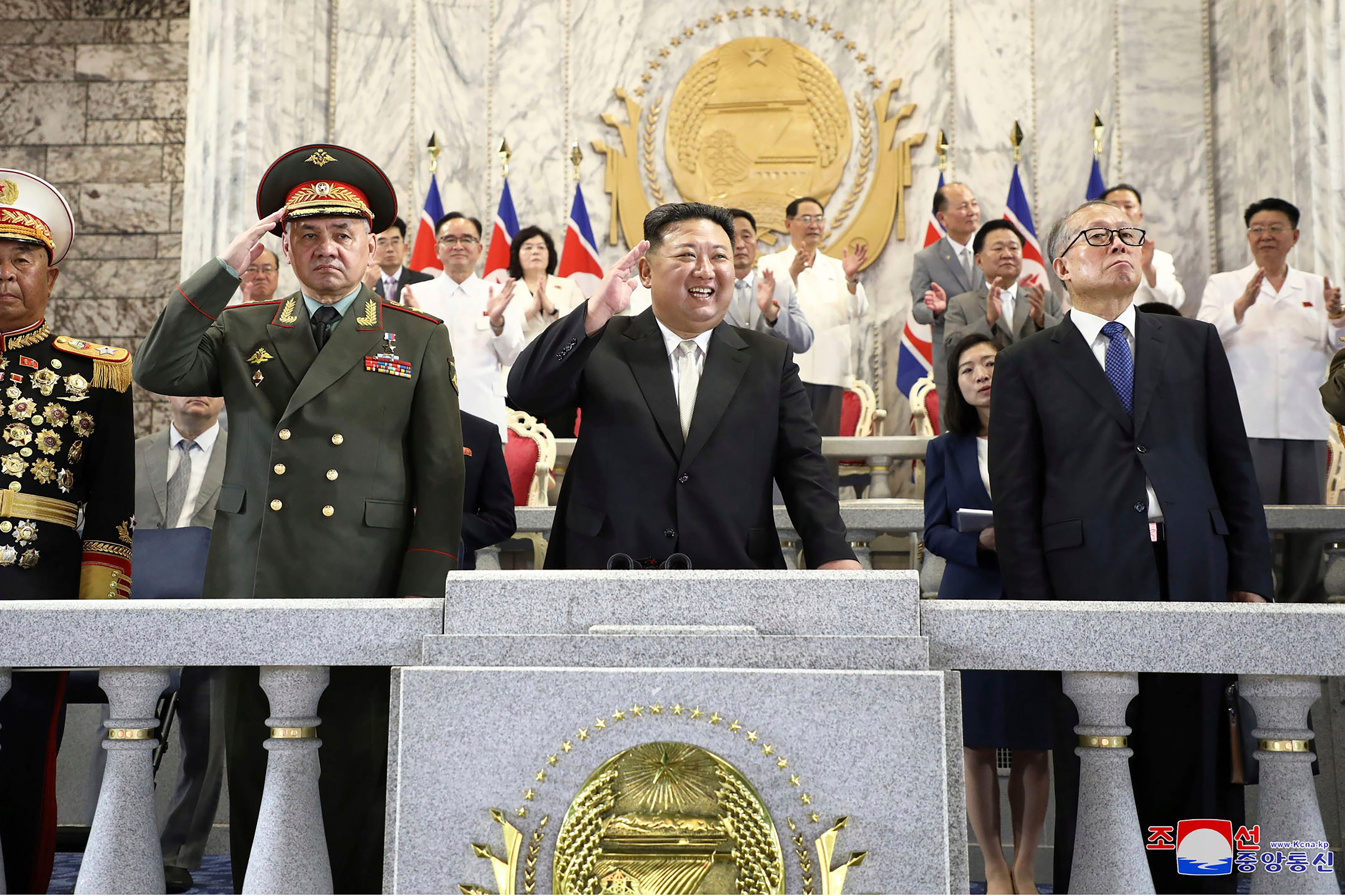 Kim Jong-un (centro); el ministro de Defensa de Rusia, Sergei Shoigu (izquierda), y el vicepresidente del Comité Permanente de la Asamblea Popular Nacional de China, Li Hongzhong (derecha) durante el desfile militar (KCNA vía AP)