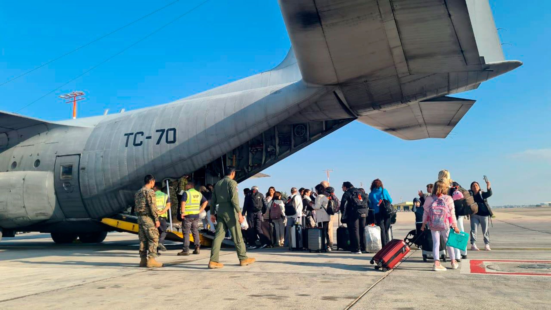 ciudadanos-argentinos-en-Israel-suben-al-avion-Hércules-que-los-llevará-a-Roma portada