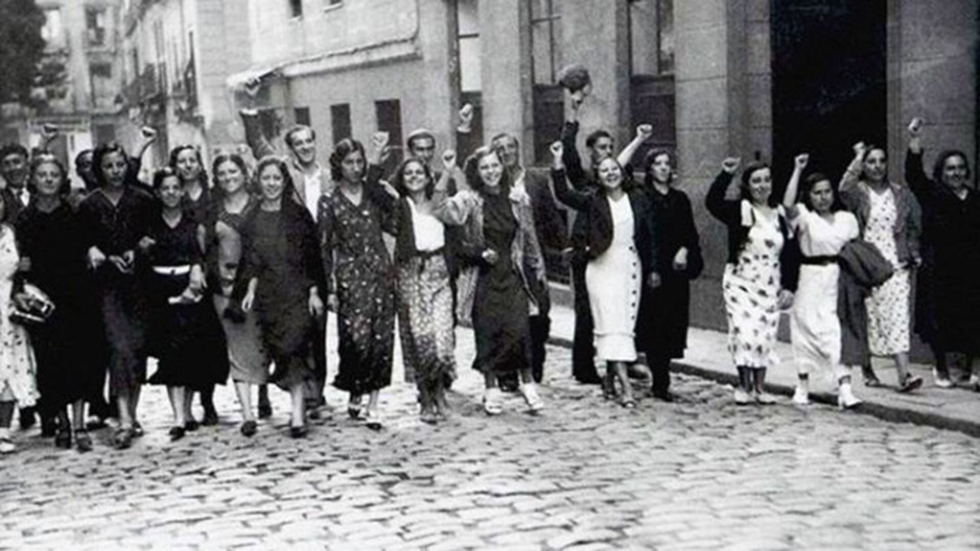 Las Trece Rosas marchan por las calles. Las enjuiciadas y condenadas habían sido elegidas al azar –con la condición de que fueran jóvenes– entre las más de cuatro mil mujeres que estaban hacinadas en la Cárcel de las Ventas, que tenía una capacidad real para solo quinientas presas