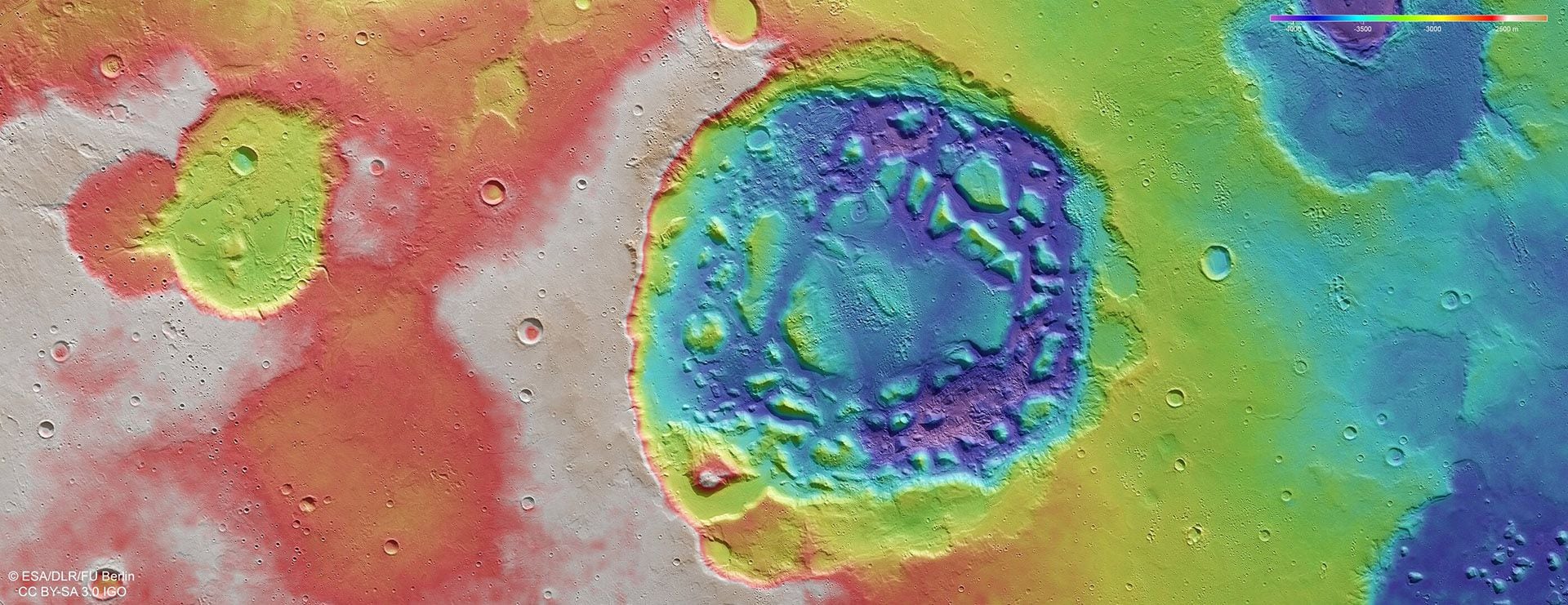 Imagen topográfica codificada del cráter llamado Ismenia Patera en Marte (Crédito ESA / European Space Agency)