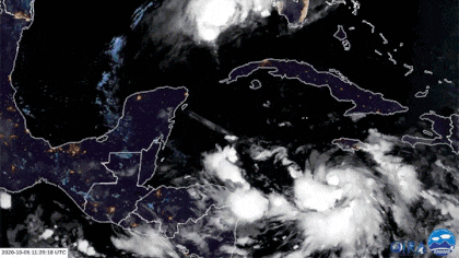 En la parte superior de la imagen, Tormenta Tropical Gamma, avanzando hacia el sur hacia Yucatán y Campeche.  En la inferior, Delta, que se convertirá en un poderoso huracán y pasará cerca de la costa de Quintana Roo, para cruzar el canal de Yucatán (GIF: NOAA / RAMMB)