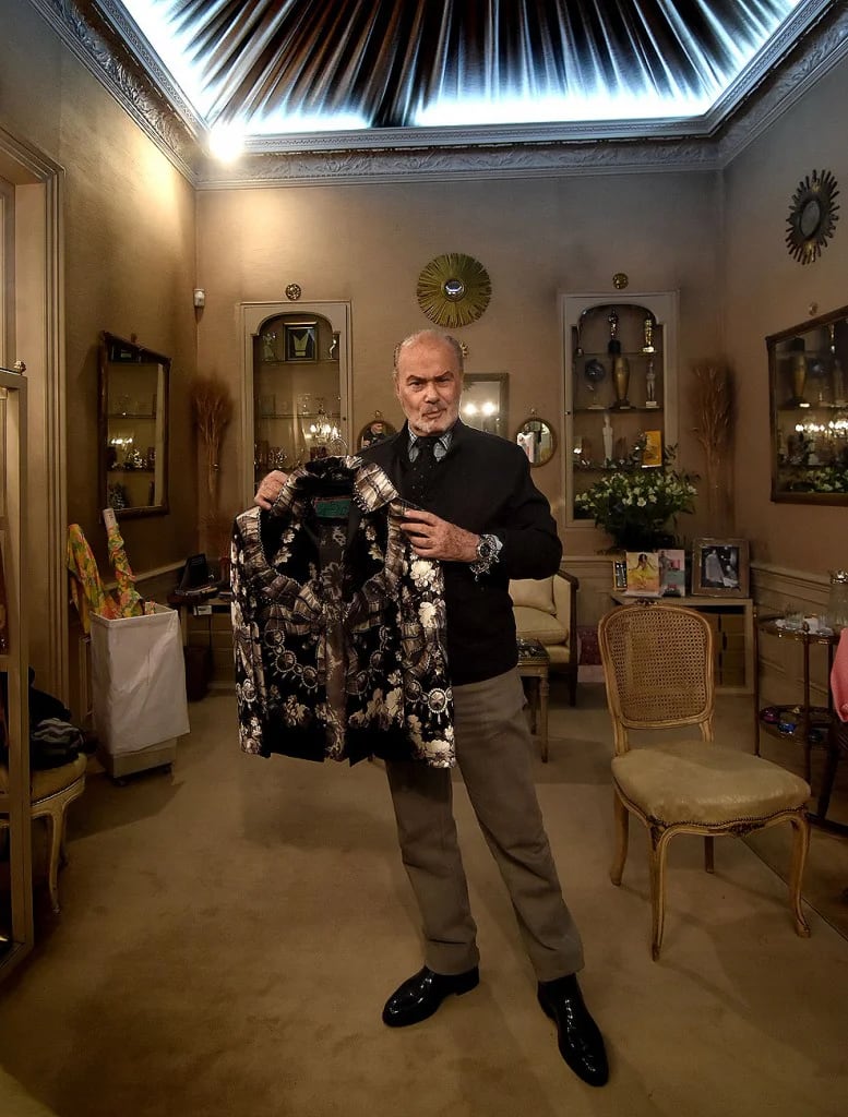 Gino Bogani junto a una chaqueta de seda diseñada hace 18 años para una clienta, sus creaciones trascienden temporada tras temporada (Nicolás Stulberg)