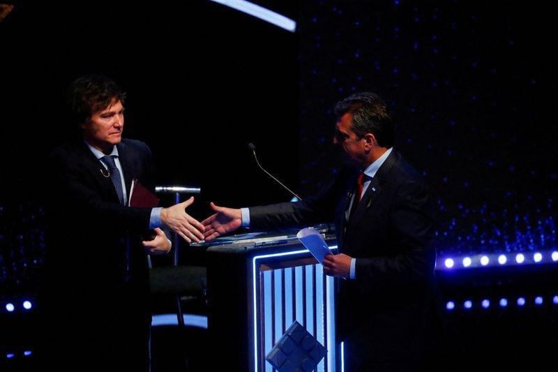 Sergio Massa y Javier Milei se medirán mano a mano en el debate presidencial del próximo domingo (REUTERS/Agustin Marcarian)