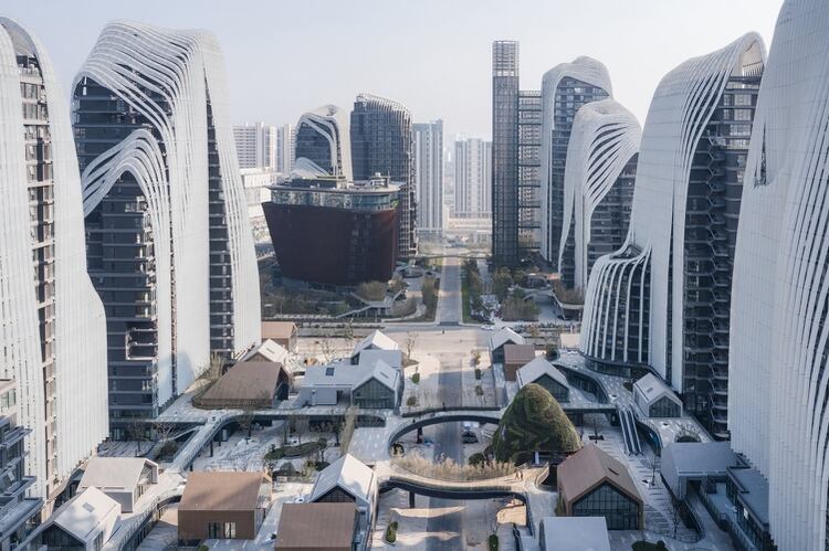 El Centro Urbano Nanjing Zendai Himalayas está a punto de llegar a su fin de obra. Es el proyecto urbano a escala de ciudad es el desarrollo más grande de esta constructora (MAD Architects)