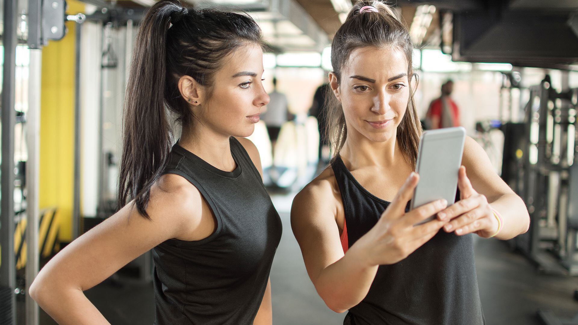 El uso de redes sociales está asociado con una mayor insatisfacción con la imagen corporal y a que los adultos jóvenes sientan la presión de presentar una imagen ideal de sí mismos (Getty)