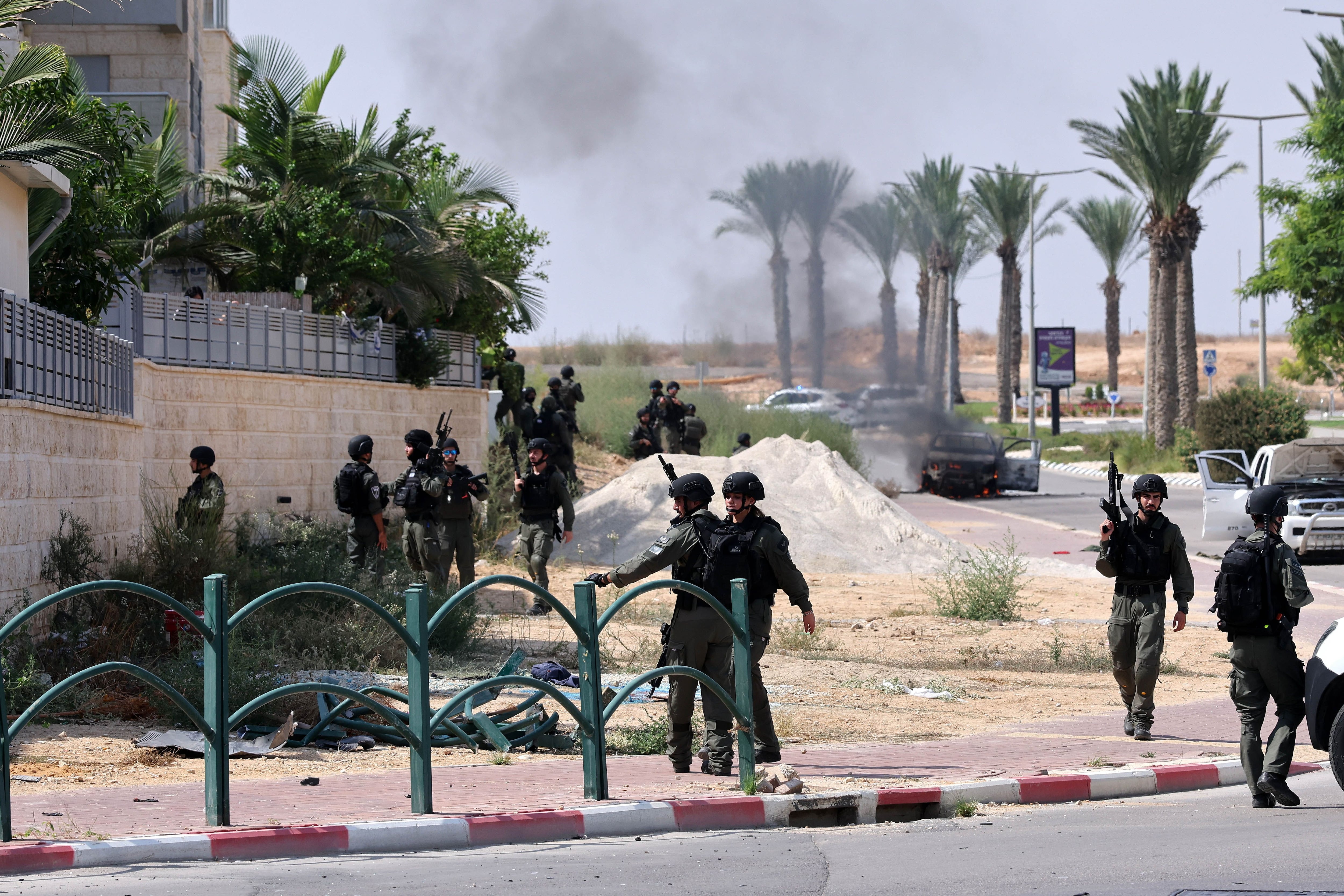 Soldados de Israel en la ciudad de Ofakim tras la ofensiva lanzada por el Movimiento de Resistencia Islámica (Hamás) desde la Franja de Gaza (
Europa Press/Contacto/Zhang Tianlang)