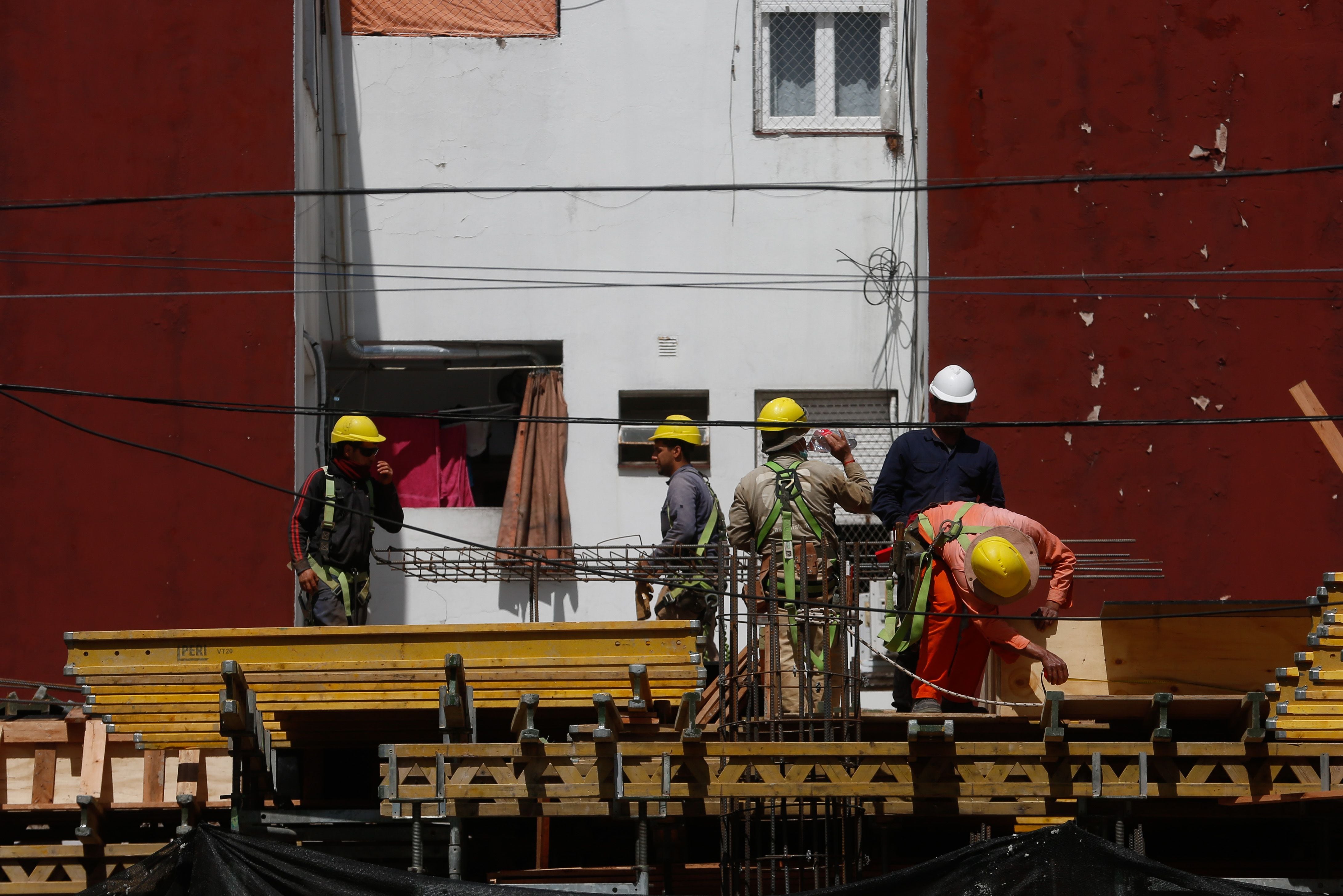 Fotografía de archivo en la que se registró a una cuadrilla de trabajadores de la construcción, en la Ciudad de Buenos Aires (Argentina). EFE/Juan Ignacio Roncoroni 