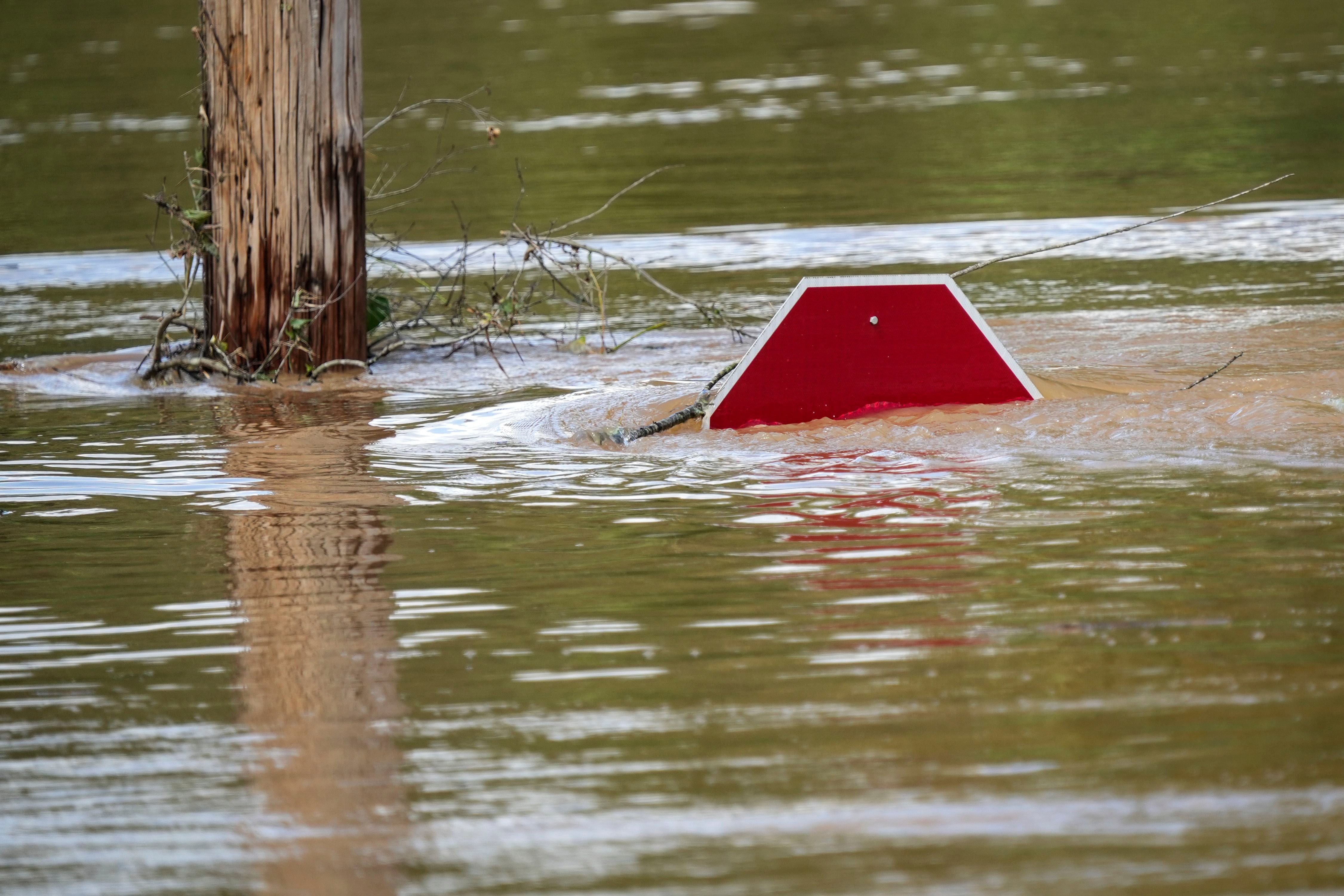 El huracán Helene dejó al menos 100 muertos y daños de hasta 100.000 millones de dólares en el sureste de EEUU. (AP Foto/Kathy Kmonicek)