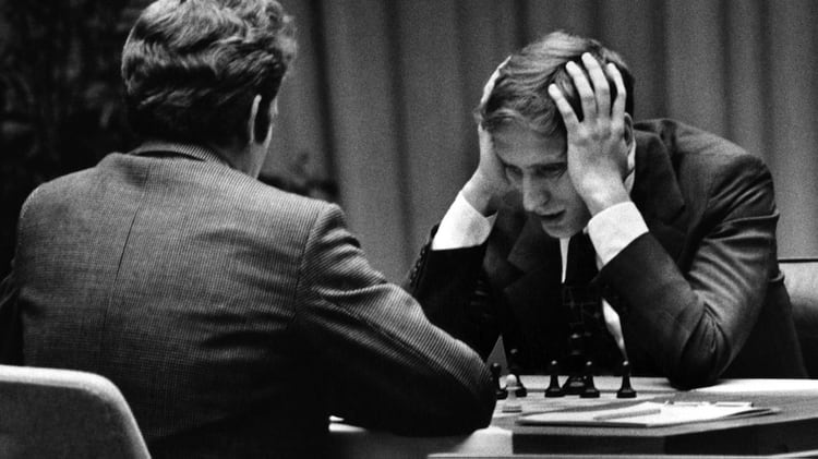Fischer frente a Spassky en 1972, el encuentro fue en Islandia, donde Bobby se convirtió en ídolo nacional