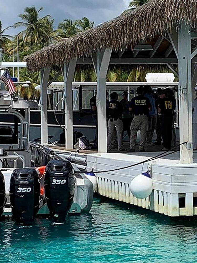 Agentes del FBI en la isla de Epstein