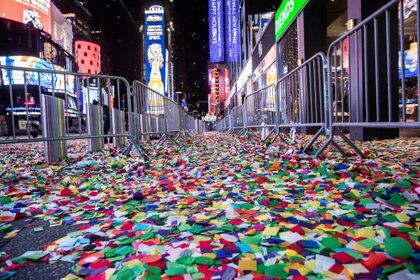 A la fiesta no le faltó el habitual confetti, pero sólo se vio masivamente por televisión ya que los neoyorquinos respetaron el pedido de no asistir en masa a Times Square (REUTERS/Jeenah Moon)