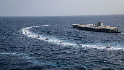 Los barcos de ataque hostigan al modelo de un portaaviones norteamericano en el Estrecho de Ormuz en los ejercicios realizados por la Guardia Revolucionaria (AP)