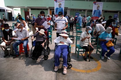 Adultos mayores esperan para recibir una vacuna en Lima (Reuters)
