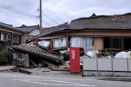 Una casa derrumbada tras un terremoto en Wajima, prefectura de Ishikawa, (Kyodo via REUTERS)