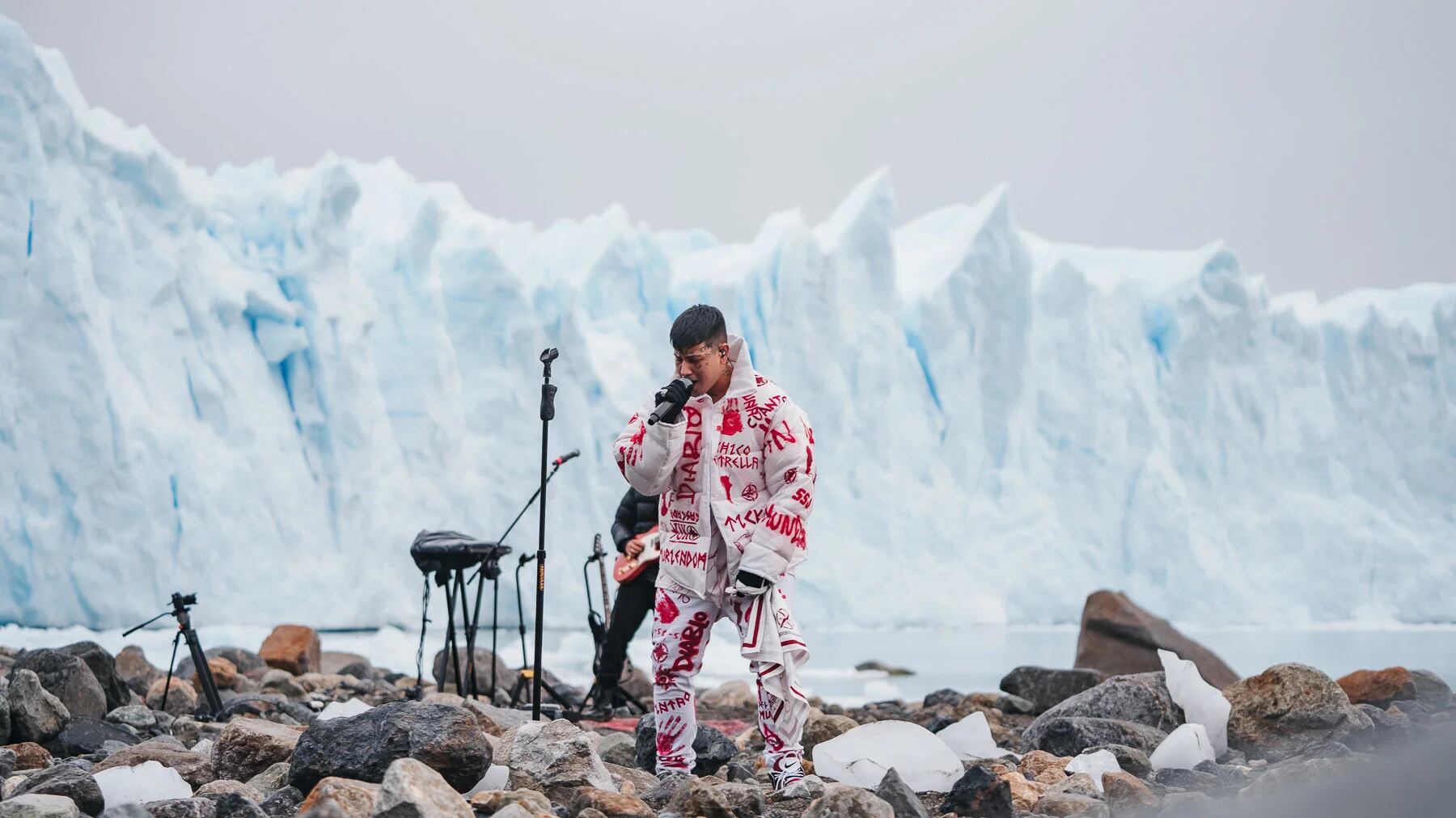 Duki brindó un show desde el Glaciar Perito Moreno (Crédito: Prensa Movistar)