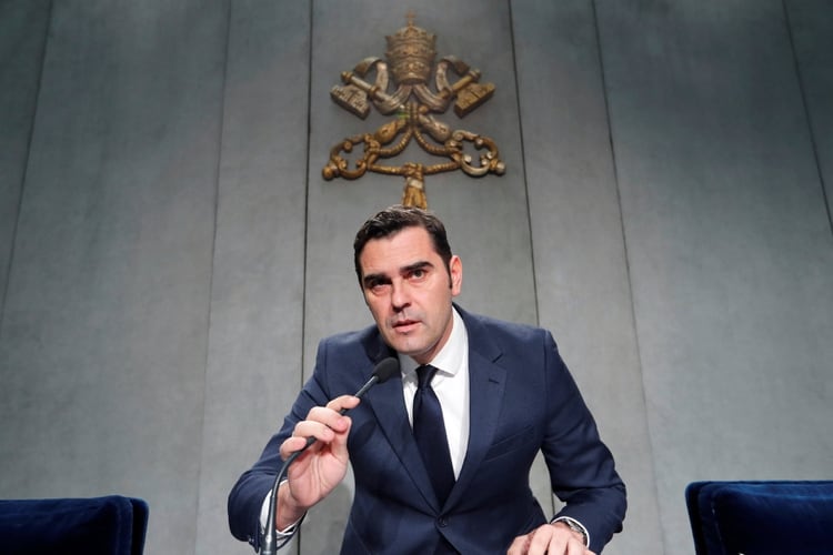 Alessandro Gisotti, vocero del Vaticano, leyó el comunicado ante la prensa (REUTERS/Remo Casilli)