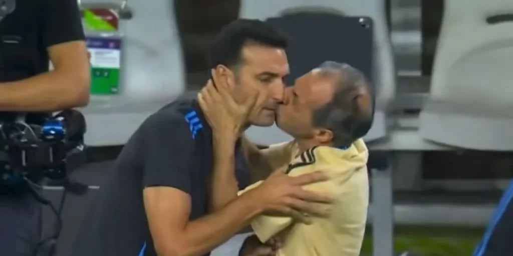 Quién es Marito Di Stéfano, el eufórico utilero de la selección argentina que se hizo viral por besar a Scaloni en el triunfo ante Ecuador